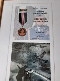 Diplom k pamětní medaili udělené Jarmile Veverové Králové armádním generálem Emilem Bočkem, 18. června 2020