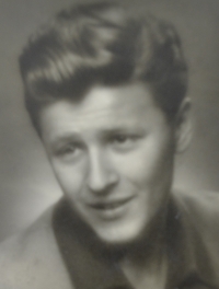 Maturitní fotografie Jana Pavlíčka (1953)