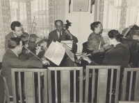 Hudební seance v Litovli, 60. léta. Pamětník vlevo vzadu 