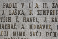 Pomník Karla Havlíčka Borovského v Havl. Brodě a mezi jmény padlými i Čeněk Havel