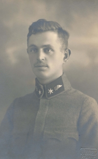 Tatínek Mirko Vaněčka ve vojenské uniformě kolem roku 1918