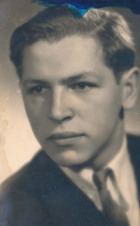 Maturitní fotografie Mirko Vaněčka, kolem roku 1946