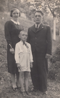With his parents in Pecka, 1936 