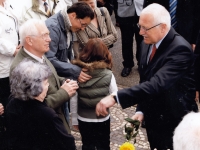S Václavem Klausem a manželkou v Lomnici, 1. května 2008, Klaus ukazuje hodinky Prim, kde je vyryta značka syna Jaroslava Tázlara, že za kvalitu odpovídá jako mistr