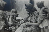 Matka Anna Martincová zachraňuje kolouška, jehož matku zastřelili sovětští vojáci v květnu 1945