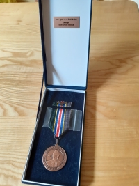 Bronzová pamětní medaile udělená Jarmile Veverové Králové armádním generálem Emilem Bočkem, 18. června 2020