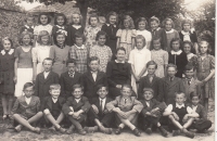 Neveklov, školní třída, Jaroslava uprostřed (6. zleva, prostřední řada)