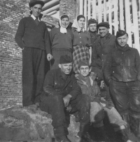 Ve spodní řadě uprostřed Jiří Boháč. V době vojenské služby u PTP v Liptovském Mikuláši, březen 1953