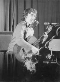 Petr Lutka při koncertě, polovina 70. let