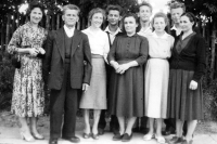 Kostas Pandularis (vzadu uprostřed) na zásnubách s řeckou dívkou / kolem roku 1960