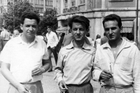 Kostas Pandularis (uprostřed) s kamarády v Praze / konec 50. let