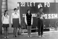 Kostas Pandularis (vpravo) při oslavě výročí pionýrské organizace / Hať / 50. léta