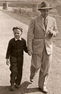 S otcem na procházce v Hostomicích