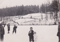 Sourozenci Ivan a Věra Havlovi při zimních radovánkách v tehdejším Německém Brodě