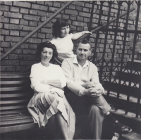 Pamětnice s rodiči po návratu tatínka z vězení, 1960