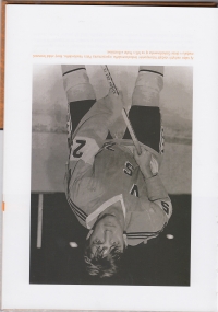 Aj takto vtedajší fotografi odfotili československého hokejistu Petra Veselovského, ktorý získal bronzovú medailu v drese Československa aj na majstrovstvách sveta v Prahe a Bratislave.