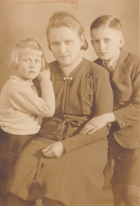 Jarmila Havlová se svými dětmi Věrou a Ivanem