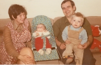Manželé Lastovečtí s dětmi Richardem a Norou, 1977