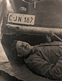 Otec opravuje v Jablonci Opel pred predajom, r. 1953