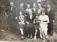 Vlevo nahoře otec Jaromír Homola se svou rodinou