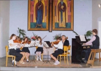 Performance in Chudobín in 1992, Vlastimil Nedoma on the right
