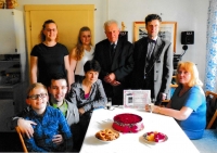 Zleva vzadu: vnučka Marta, vnučka Jana, Vlastimil Nedoma, syn Jan. Zleva vpředu: pravnuk Tomáš, vnuk Lukáš, dcera Eva a snacha Marta. Rok neuveden