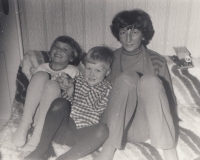 Babička Matoušková se svými vnoučaty, dcerou a synem Reného