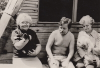 With his mother Božena Funk (on the left) and his partner Marta Hlavsová in front of a cottage in Mirotice, 1984 
