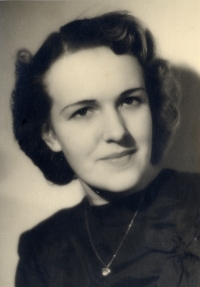 Maminka pamětníka Eliška Vašáková, roz. Jílková, lékárnická laborantka, 1947 (žila 1926 - 2008)