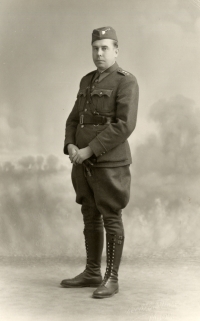 Tatínek Karel Müller jako nadporučík dělostřelectva při mobilizaci v roce 1938