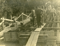 Jednotka PTP při výkopu milovického vodovodu, 1953