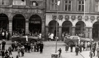Sovětské obrněné transportéry projíždí libereckým náměstím Bojovníků za mír (dnes Edvarda Beneše), 21. srpna 1968