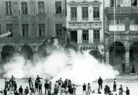 Tragická chvíle okupace v Liberci. Sovětský tank najíždí na libereckém náměstí Bojovníků za mír (dnes Edvarda Beneše) do podloubí a do lidí, 21. srpna 1968