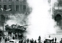 Tragická chvíle okupace v Liberci. Sovětský tank najíždí na libereckém náměstí Bojovníků za mír (dnes Edvarda Beneše) do podloubí a do lidí, 21. srpna 1968 