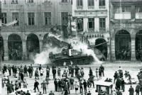 Tragická chvíle okupace v Liberci. Sovětský tank najíždí na libereckém náměstí Bojovníků za mír (dnes Edvarda Beneše) do podloubí a do lidí, 21. srpna 1968