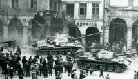 Tragická chvíle okupace v Liberci. Sovětský tank poté, co najel na libereckém náměstí Bojovníků za mír (dnes Edvarda Beneše) do podloubí a do lidí, 21. srpna 1968 
