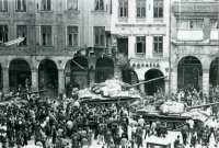 Tragická chvíle okupace v Liberci. Sovětský tank poté, co najel na libereckém náměstí Bojovníků za mír (dnes Edvarda Beneše) do podloubí a do lidí, 21. srpna 1968 