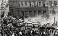Tragická chvíle okupace v Liberci. Sanitky jedou k mrtvým a raněným poté, co sovětský tank najel na libereckém náměstí Bojovníků za mír (dnes Edvarda Beneše) do podloubí, 21. srpna 1968