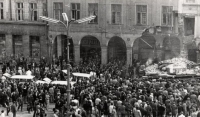 Tragická chvíle okupace v Liberci. Sanitky na libereckém náměstí Bojovníků za mír (dnes Edvarda Beneše) poté, co sovětský tank najel do podloubí, 21. srpna 1968 
