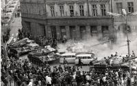 Tragická chvíle okupace v Liberci. Sanitky na libereckém náměstí Bojovníků za mír (dnes Edvarda Beneše) poté, co sovětský tank najel do podloubí, 21. srpna 1968 