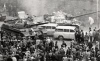 Tragická chvíle okupace v Liberci. Sanitky na libereckém náměstí Bojovníků za mír (dnes Edvarda Beneše) poté, co sovětský tank najel do podloubí, 21. srpna 1968