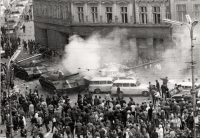 Tragická chvíle okupace v Liberci. Sanitky na libereckém náměstí Bojovníků za mír (dnes Edvarda Beneše) poté, co sovětský tank najel do podloubí. Při couvání narazil do sanitek, 21. srpna 1968 