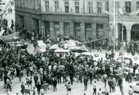 Tragická chvíle okupace v Liberci. Sanitka na libereckém náměstí Bojovníků za mír (dnes Edvarda Beneše) poté, co sovětský tank najel do podloubí. Při couvání narazil do sanitky, 21. srpna 1968 