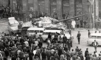 Tragická chvíle okupace v Liberci. Sanitka na libereckém náměstí Bojovníků za mír (dnes Edvarda Beneše) poté, co sovětský tank najel do podloubí. Při couvání narazil do sanitky, 21. srpna 1968 