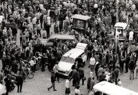 Tragická chvíle okupace v Liberci. Sanitka  na libereckém náměstí Bojovníků za mír (dnes Edvarda Beneše) poté, co sovětský tank najel do podloubí, 21. srpna 1968