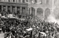 Tragická chvíle okupace v Liberci. Srocení davu na libereckém náměstí Bojovníků za mír (dnes Edvarda Beneše) poté, co sovětský tank najel do podloubí. Při couvání narazil do sanitek, 21. srpna 1968