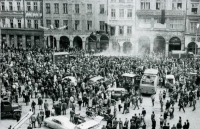 Tragická chvíle okupace v Liberci. Srocení davu na libereckém náměstí Bojovníků za mír (dnes Edvarda Beneše), kde předtím zemřeli lidé po nárazu tanku do podloubí, 21. srpna 1968