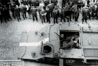 Obrněný transportér projíždí při srpnové okupaci v roce 1968 centrem Liberce