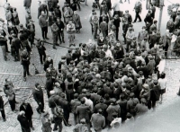 Lidé v centru Liberce diskutují s okupanty, 21. srpna 1968  