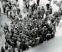 Lidé diskutují v centru Liberce s okupanty, 21. srpna 1968 